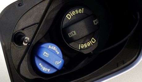 Приобретение жидкости AdBlue обязательно для большинства дизельных транспортных средств. Состав расщепляет копоть и нагар на азот и воду, в атмосферу выводятся безопасные для экологии вещества.